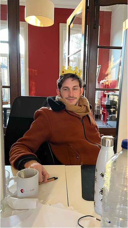 Julien avec sa couronne de la galette des rois