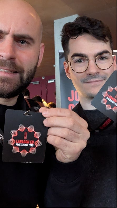 Toon et Void montrent leur badge Laracon